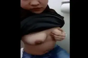 ABG Jilbab Hitam Colmek Basah di Toilet Umum Panas